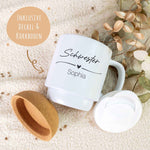 Bedruckte Tasse mit Korksockel & Deckel - Wunschtext V1 Namma Markt