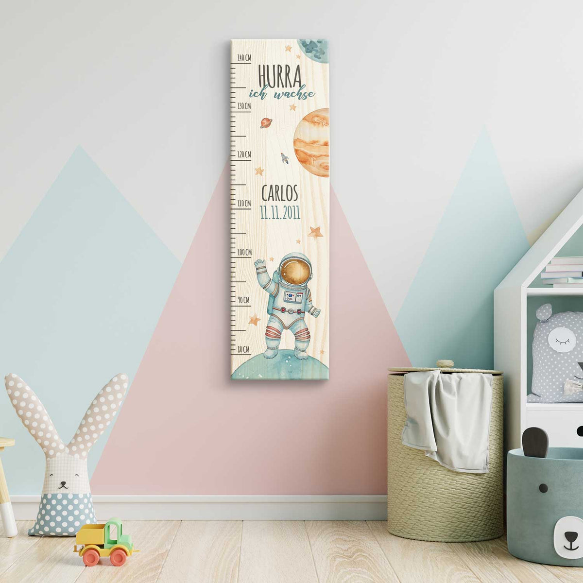 Messlatte mit Namen für Kinder im Astronaut Design