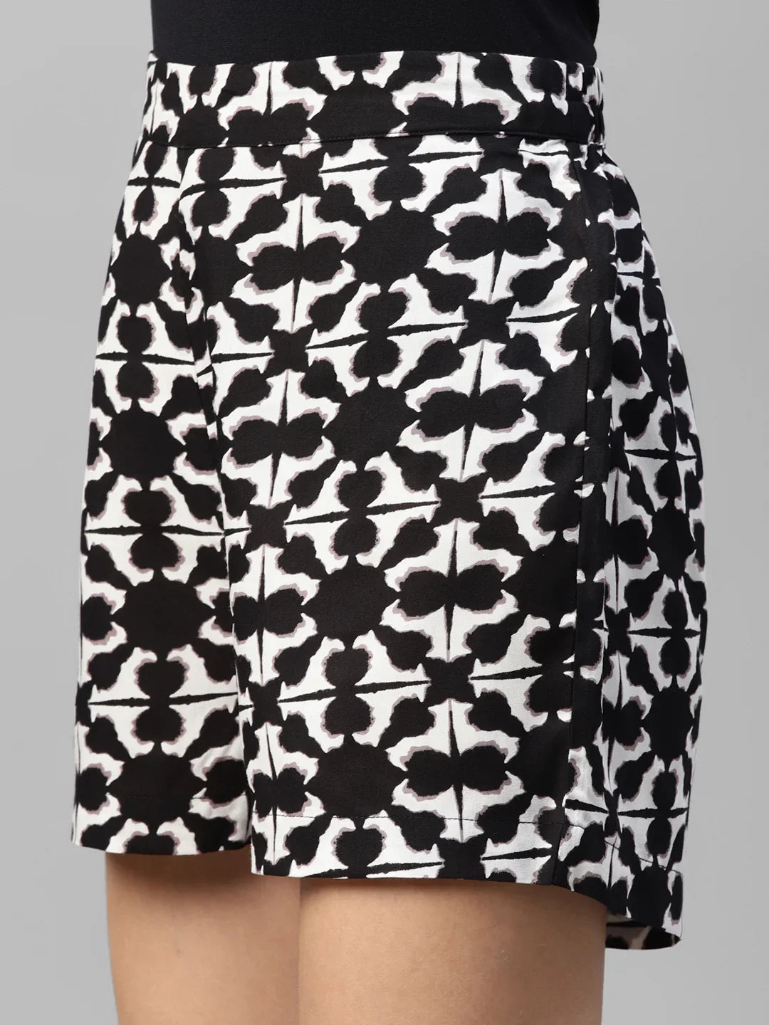 Geometrical Women Co-Ord Sets in Berlin