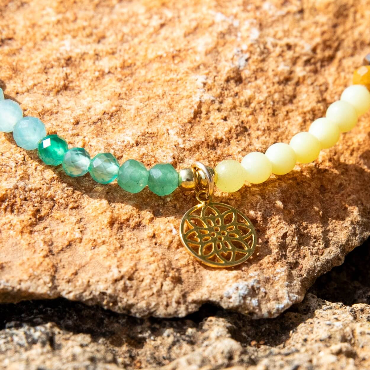 Chakra Armband mit vergoldetem Anhänger Lebensblume