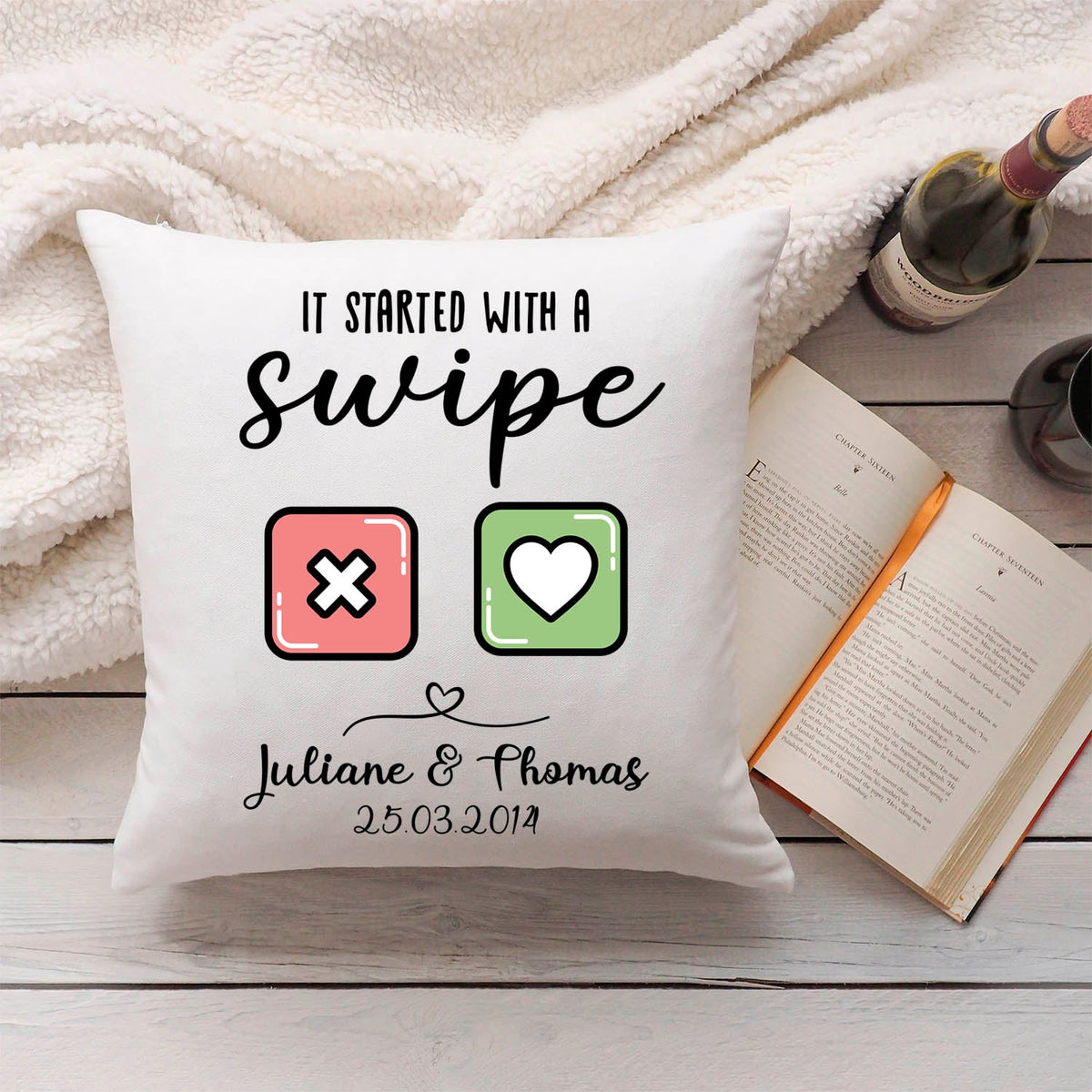 Bedrucktes Kissen mit Motiv It started with a swipe