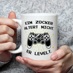 Bedruckte Tasse mit Spruch - Ein Zocker altert nicht er levelt