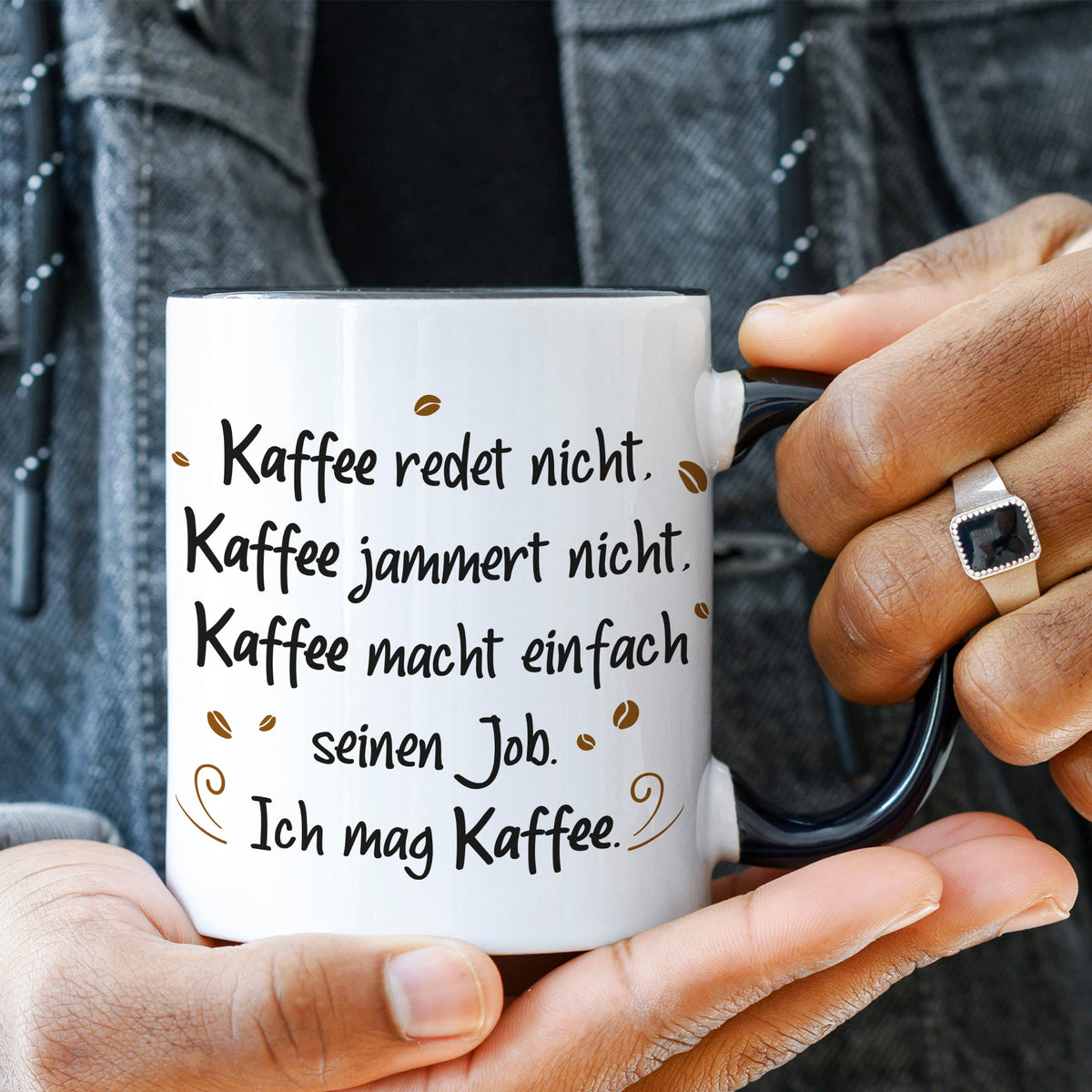 Bedruckte Tasse mit Spruch Kaffee redet nicht