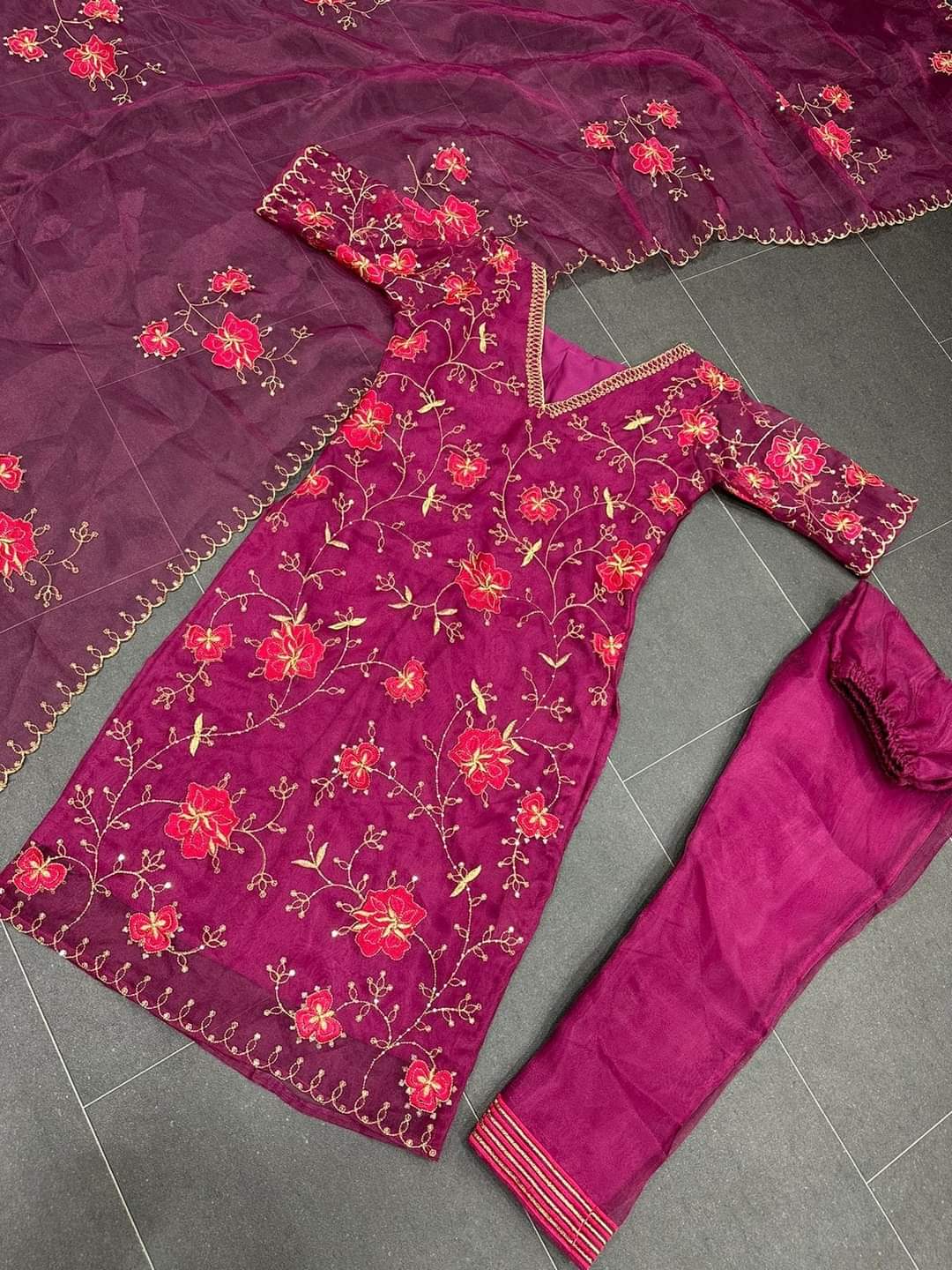 Pakistani Suit On heavy Organza Silk febric with inner and Thred with Sequence work