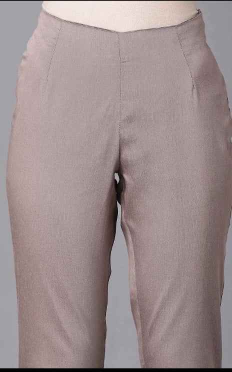 Pink Solid Slim Pants in Germany
