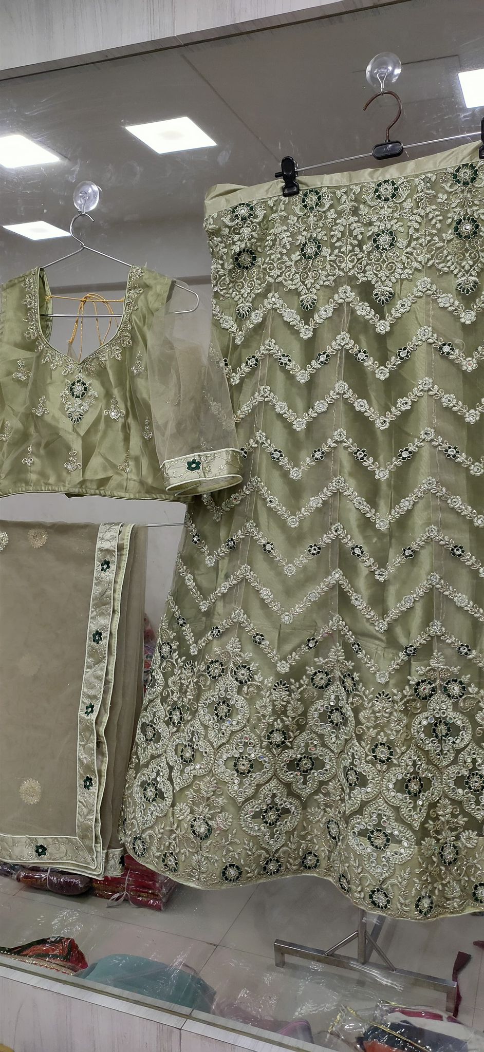 Handwork Bridal complete stitched Lehenga in Berlin