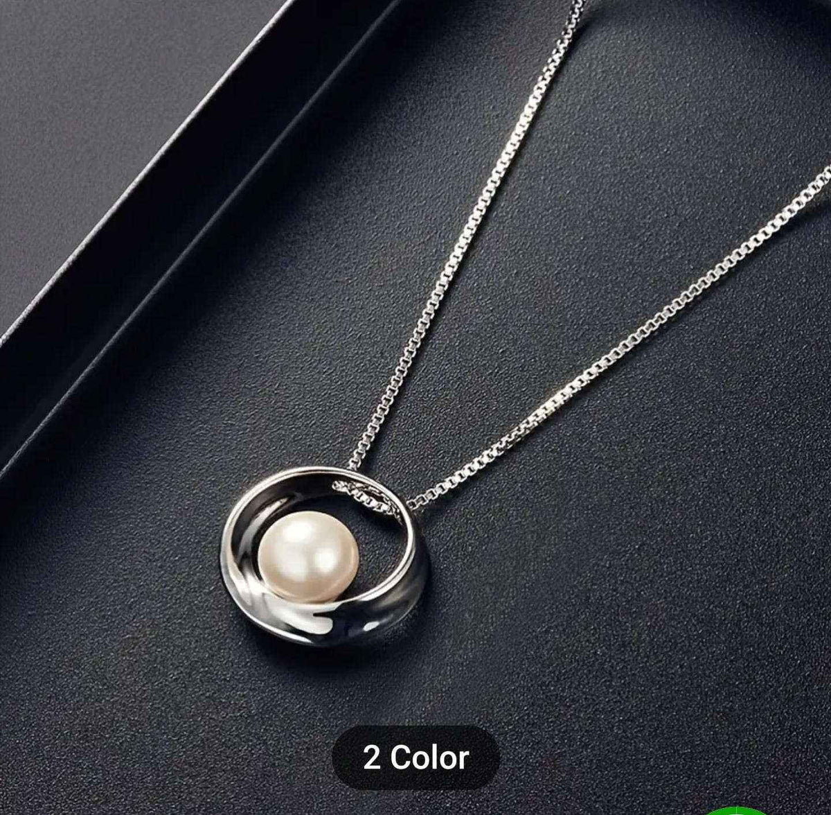 Round Pearl Pendant Necklace in Berlin