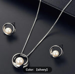 Round Pearl Pendant Necklace in Berlin