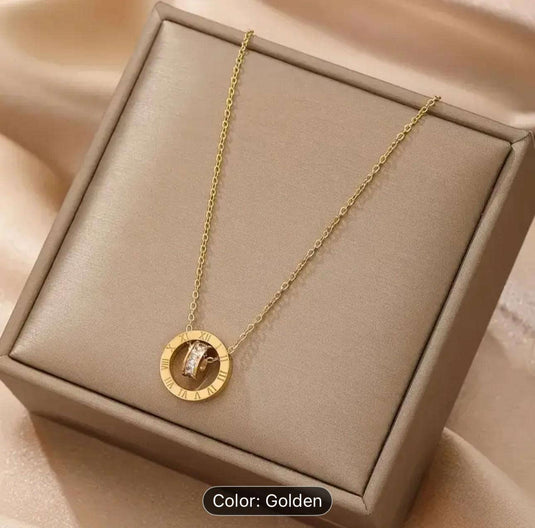 Roman Numeral Interlocking Circles Pendant Necklace in Munich Namma Markt