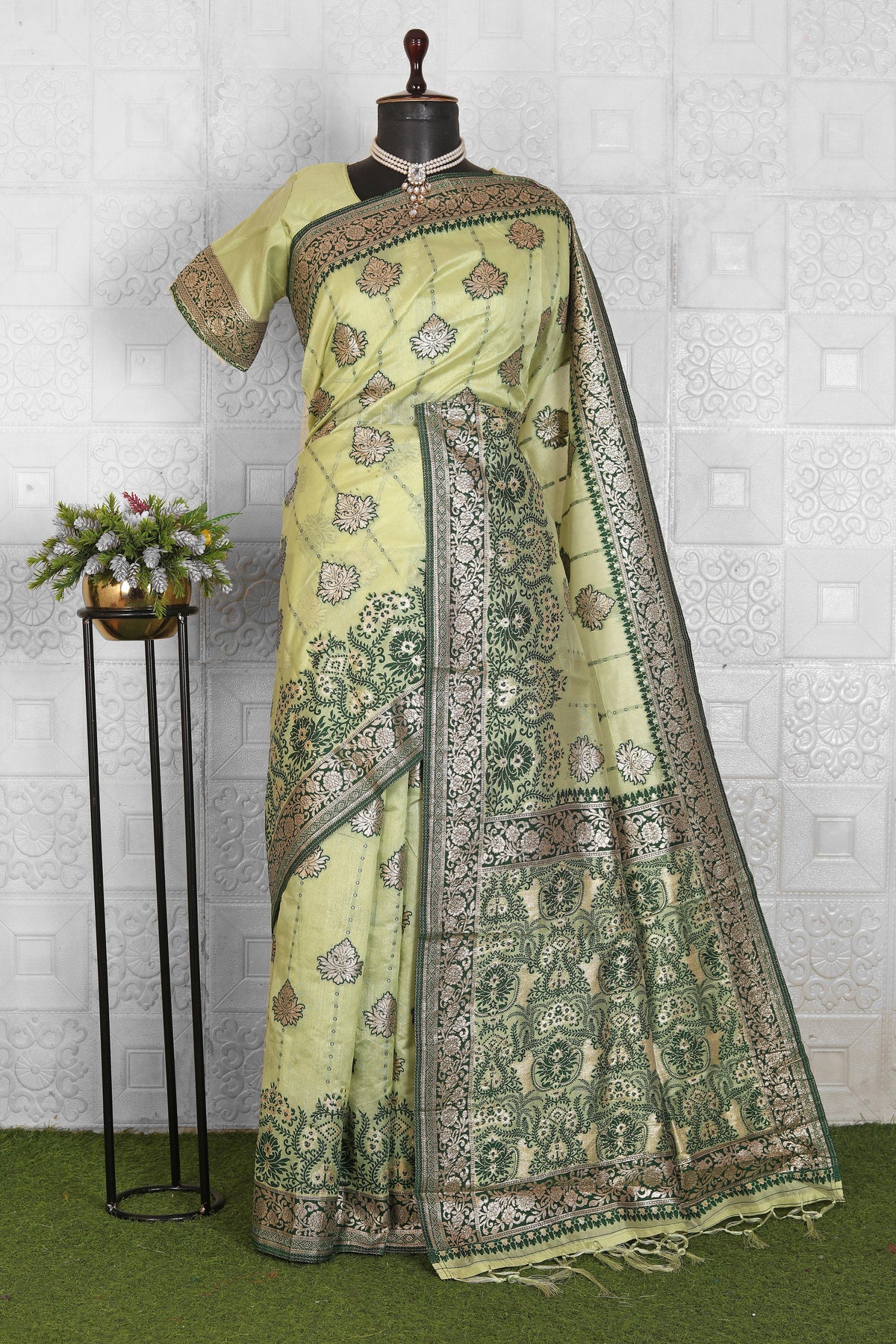 Women Silk Blend Saree in Berlin