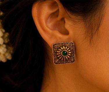 Traditional Antique Gold Jewelry Set with Green Stone Accents in Germany