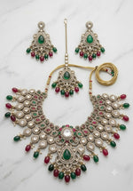 Traditional designed choker-style necklace set in Berlin