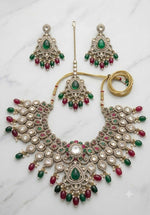 Traditional designed choker-style necklace set in Berlin