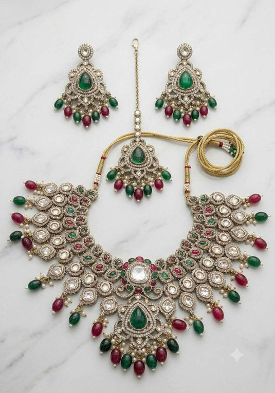Traditional designed choker-style necklace set in Berlin