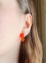 Geometric Glow: Neon-Pinke Acryl Ohrstecker