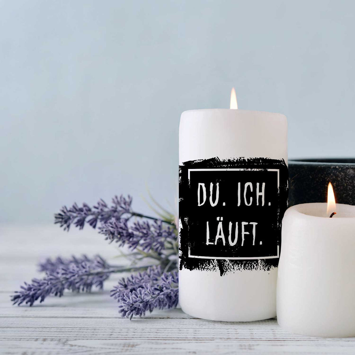 Kleine Kerze mit Spruch "Du.Ich.Läuft"