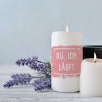 Kleine Kerze mit Spruch "Du.Ich.Läuft"