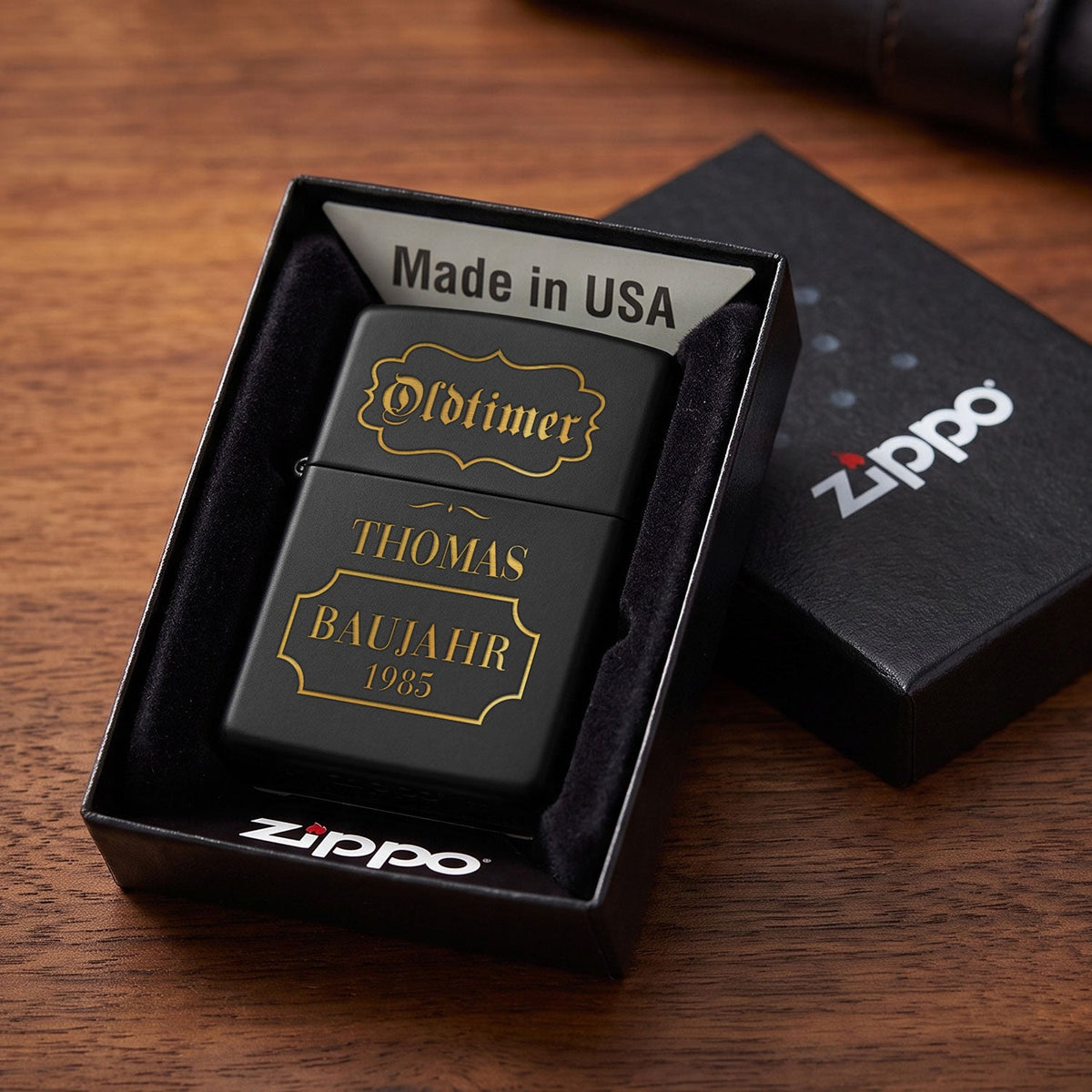 GRAVURZEILE x ZIPPO Personalisiertes Sturmfeuerzeug - Oldtimer - Windfest und Langlebig - Nachfüllbar