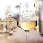Stölzle Lausitz Weinglas mit Gravur "Needs some Wine" mit Namen