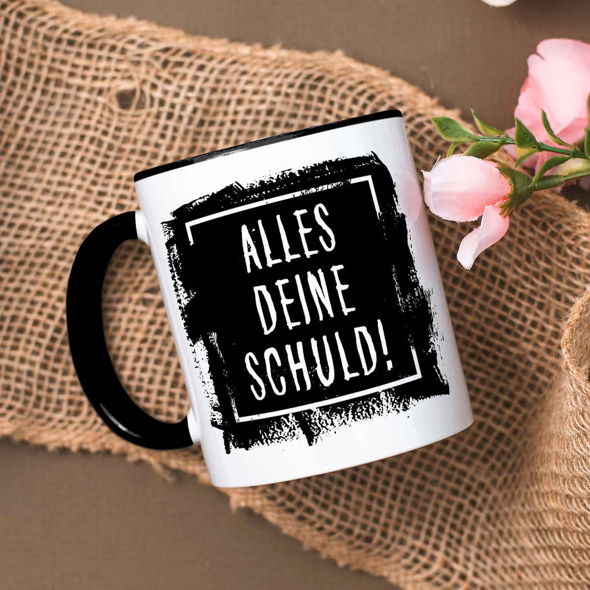 Bedruckte Tasse mit Spruch Alles Deine Schuld!