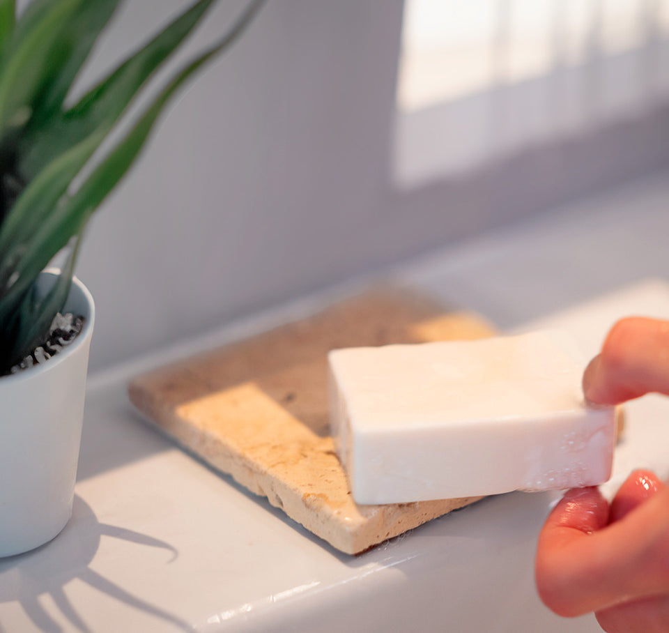 Puremetics Seifenablage aus Travertinstein – Naturstein Seifenschale mit Korkfüßen