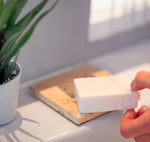 Puremetics Seifenablage aus Travertinstein – Naturstein Seifenschale mit Korkfüßen