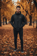 Schwarzer Herren-Windbreaker mit goldenem Logo
