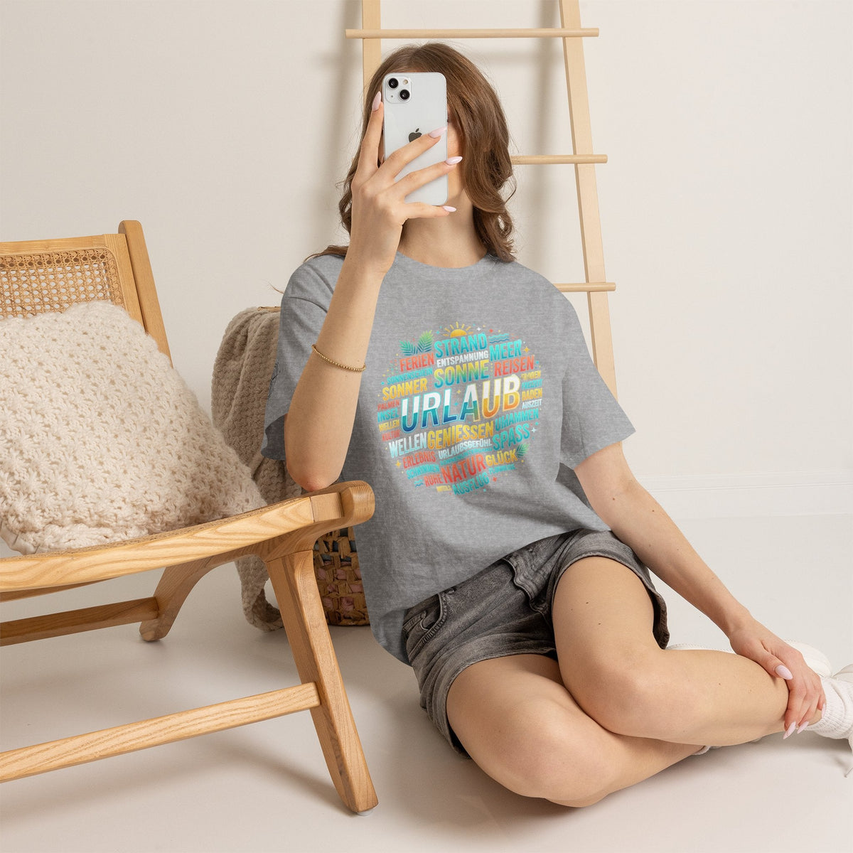 Strandurlaub T-Shirt – Retro Sonnenuntergang mit Palmen & ‚Urlaub‘ Wortwolke