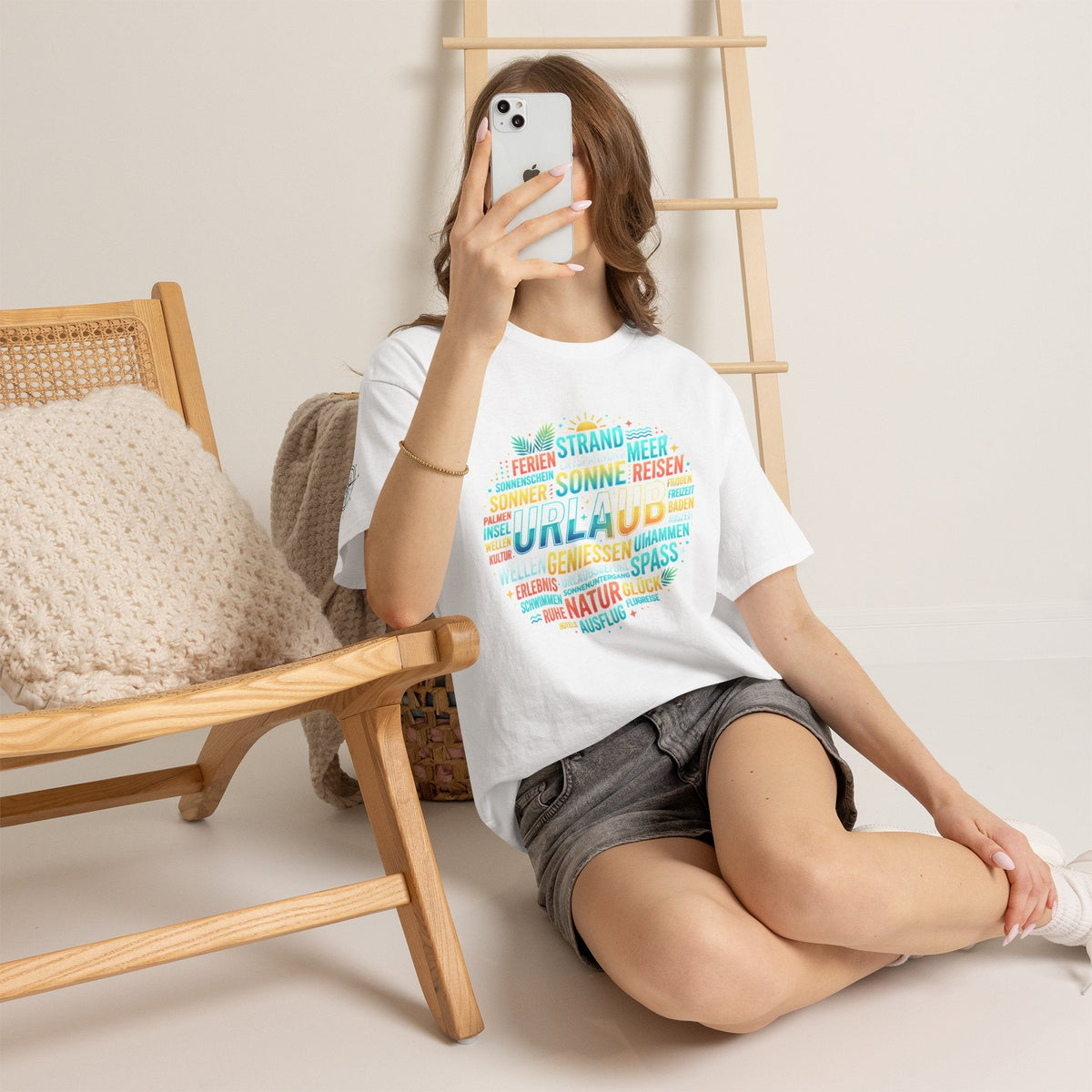 Strandurlaub T-Shirt – Retro Sonnenuntergang mit Palmen & ‚Urlaub‘ Wortwolke