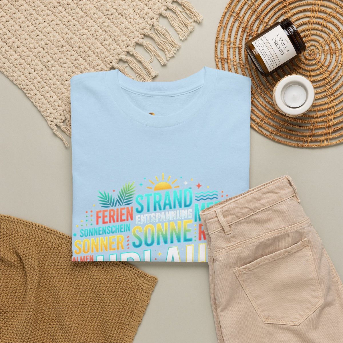 Strandurlaub T-Shirt – Retro Sonnenuntergang mit Palmen & ‚Urlaub‘ Wortwolke