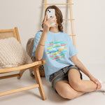 Strandurlaub T-Shirt – Retro Sonnenuntergang mit Palmen & ‚Urlaub‘ Wortwolke
