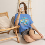Strandurlaub T-Shirt – Retro Sonnenuntergang mit Palmen & ‚Urlaub‘ Wortwolke