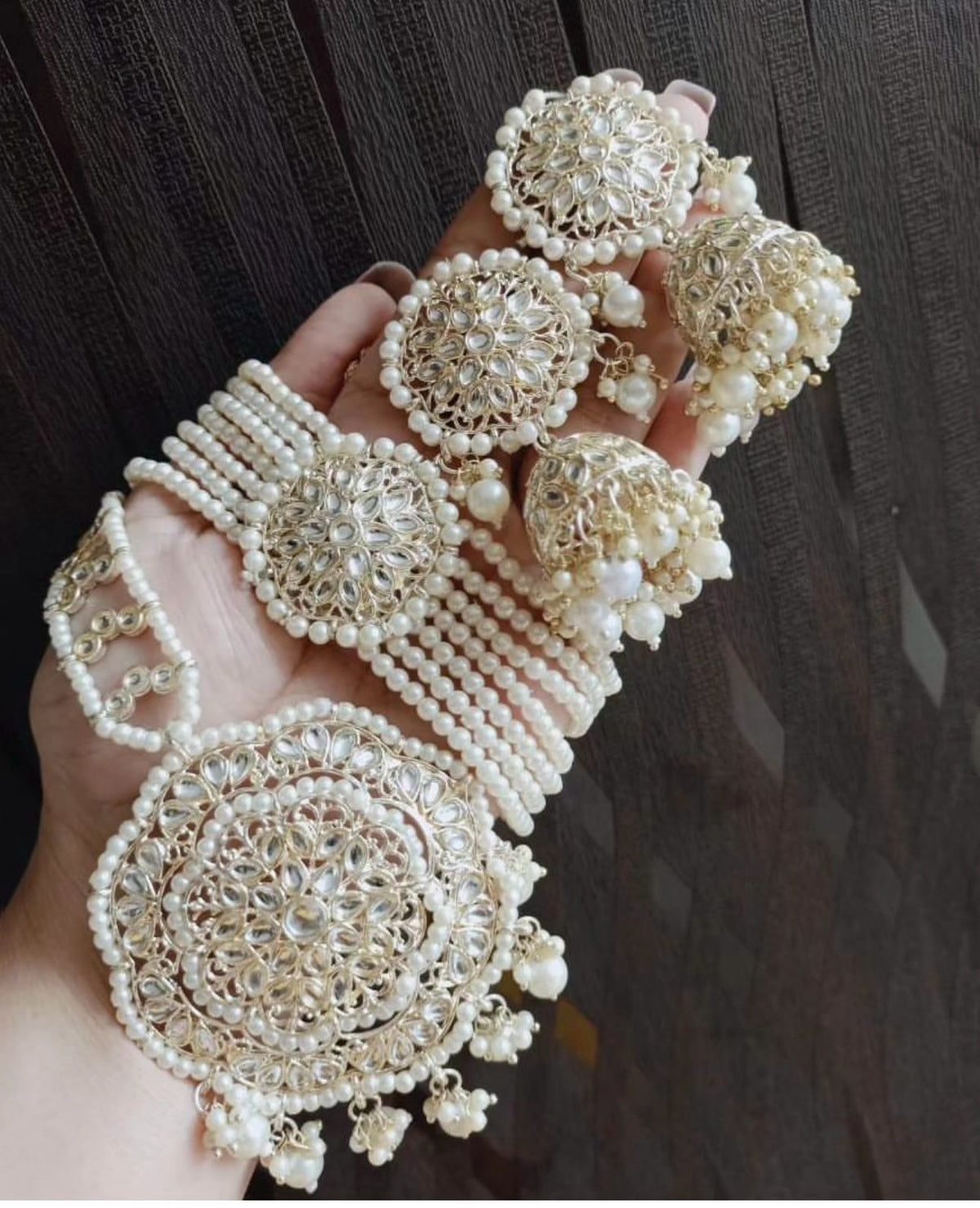 Kundan Necklace With Earrings And Mangtika