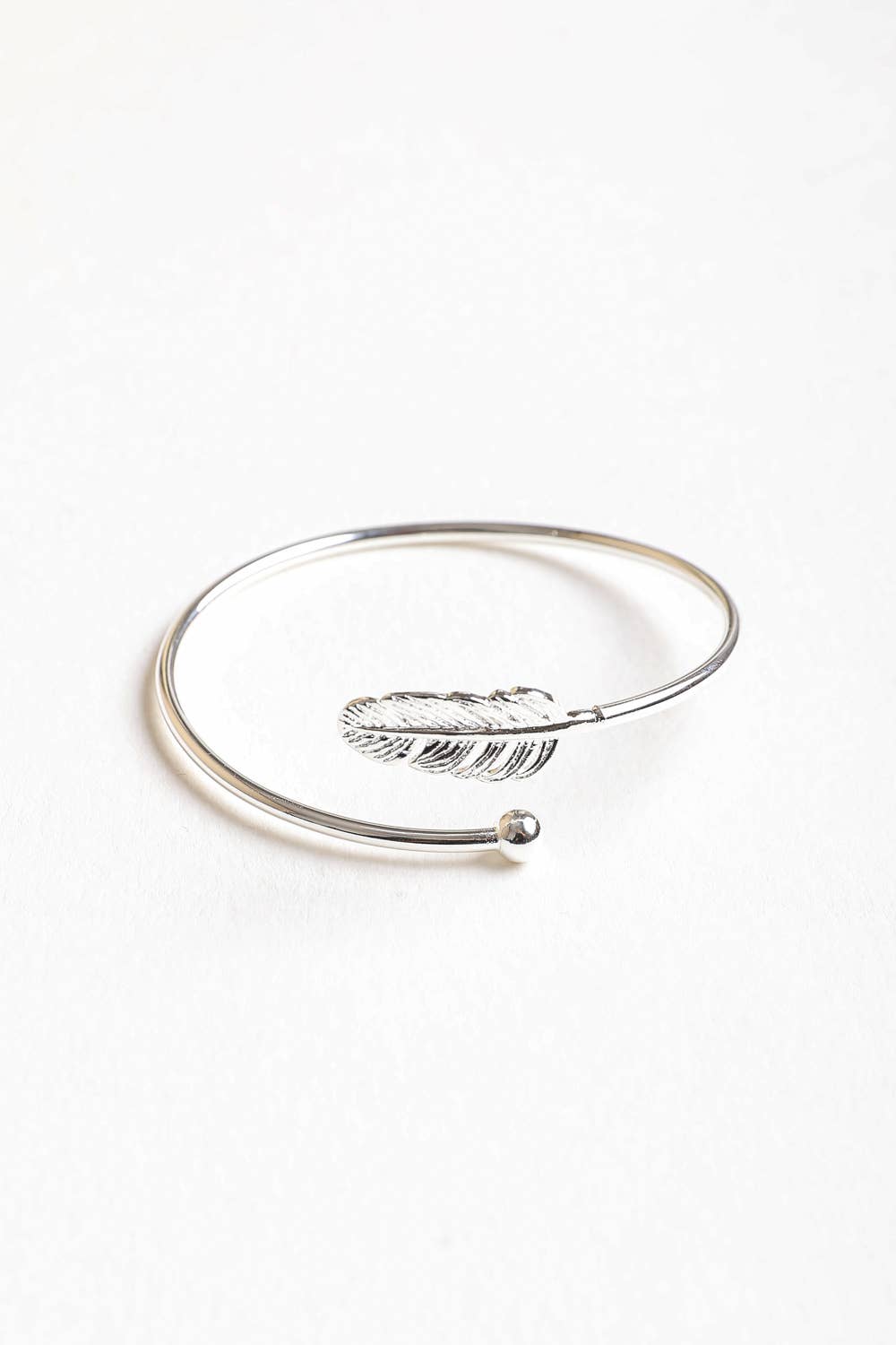 Minimalistisches Federarmband - Silber- für alle Farbtypen mit kühlen Anteilen