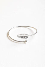 Minimalistisches Federarmband - Silber- für alle Farbtypen mit kühlen Anteilen