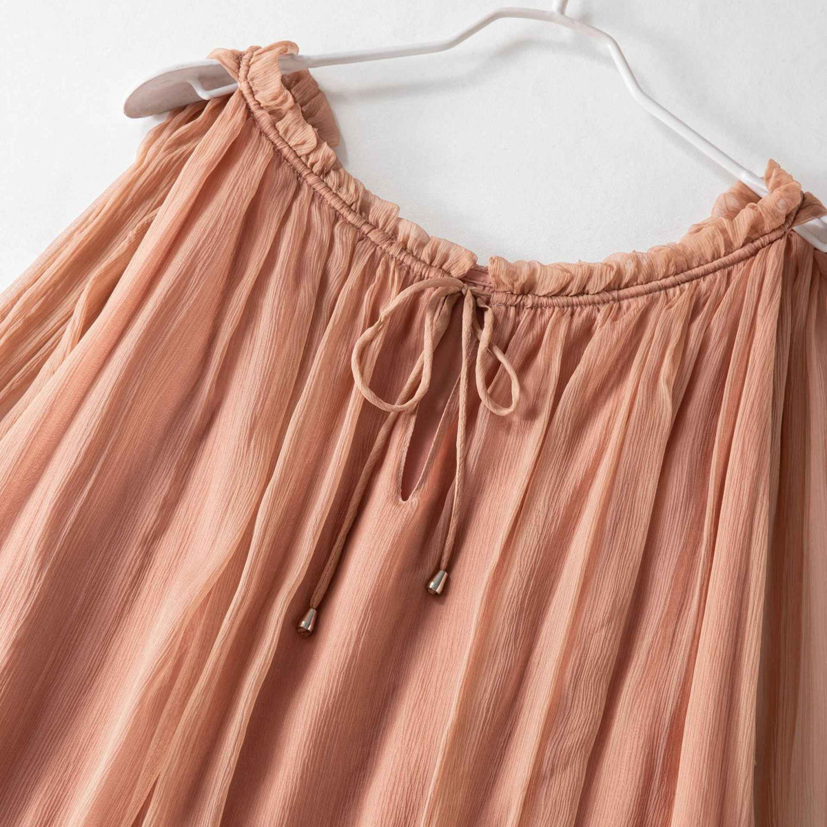 Elegantes Damen Sommerkleid aus Seide | Boho Stufenkleid Nude