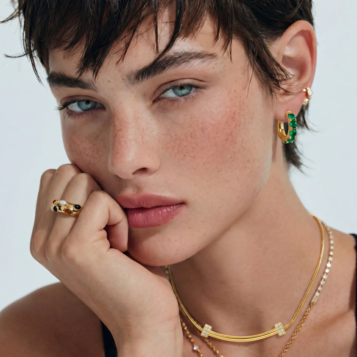 Smaragd Huggie Hoops