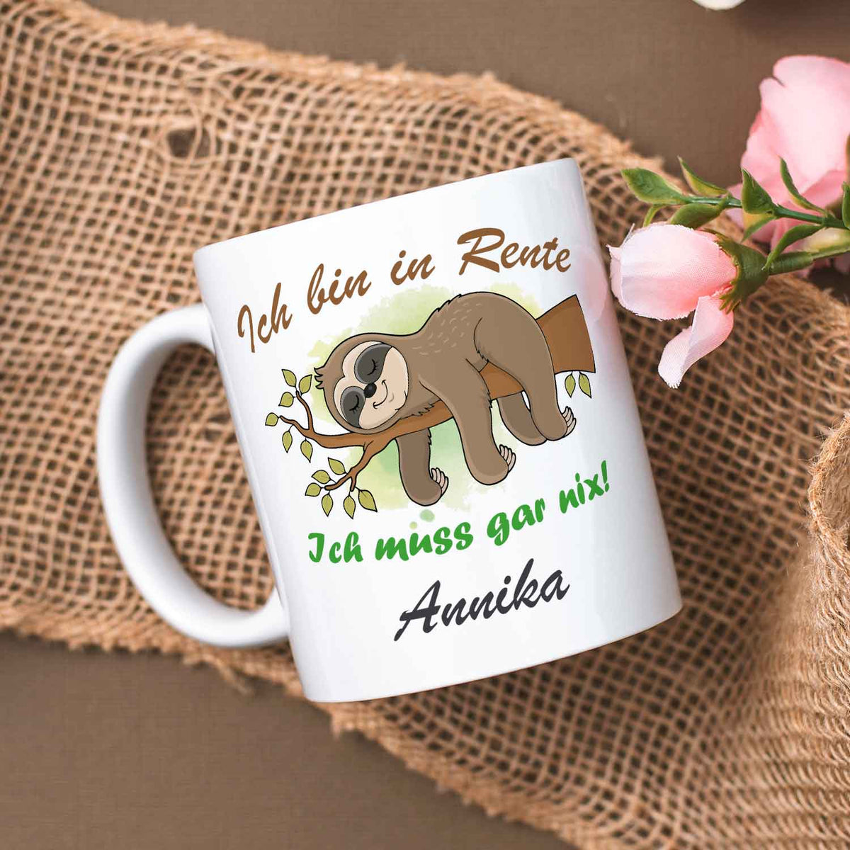 Bedruckte Tasse Faultier in Rente - Personalisiert mit Name