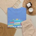 Strandurlaub T-Shirt – Retro Sonnenuntergang mit Palmen & ‚Urlaub‘ Wortwolke