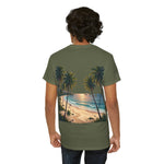 Strandurlaub T-Shirt – Retro Sonnenuntergang mit Palmen & ‚Urlaub‘ Wortwolke