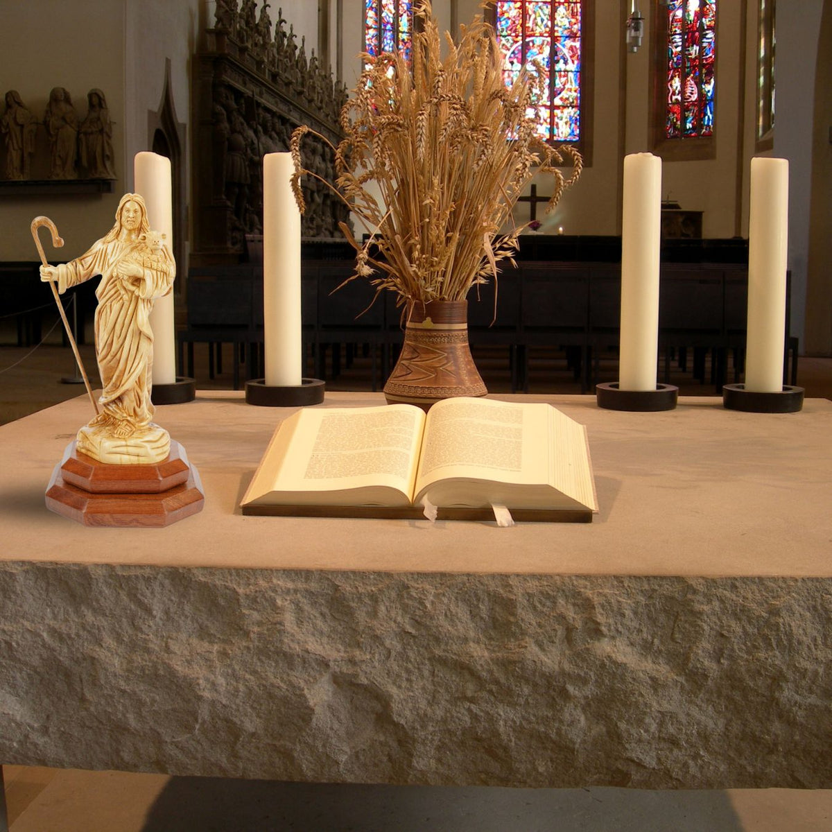 Der Gute Hirte aus Olivenholz – Handgeschnitzte Jesusfigur mit Lamm (26,5 cm)