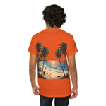 Strandurlaub T-Shirt – Retro Sonnenuntergang mit Palmen & ‚Urlaub‘ Wortwolke
