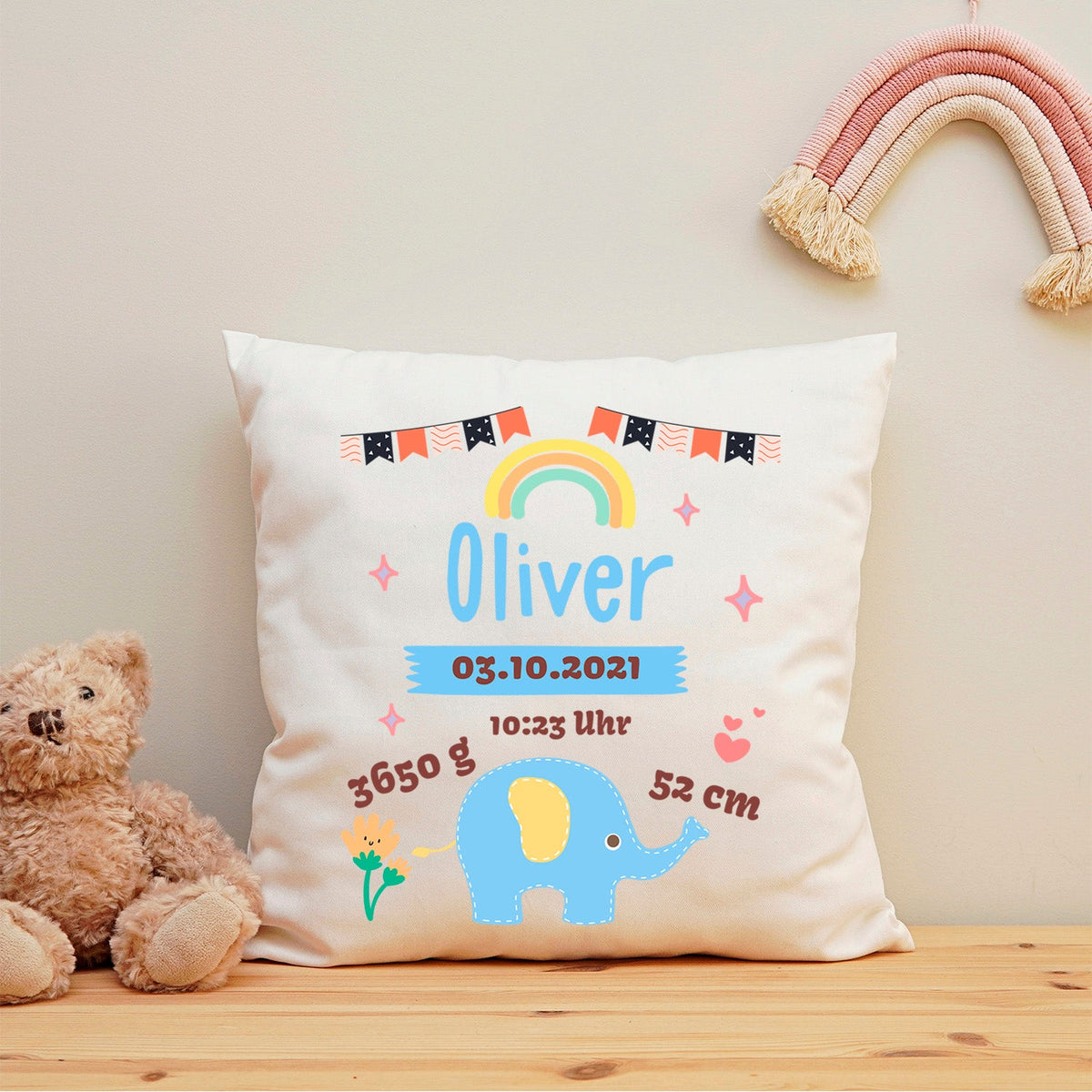 Bedrucktes Kissen mit Babydaten und Elefant