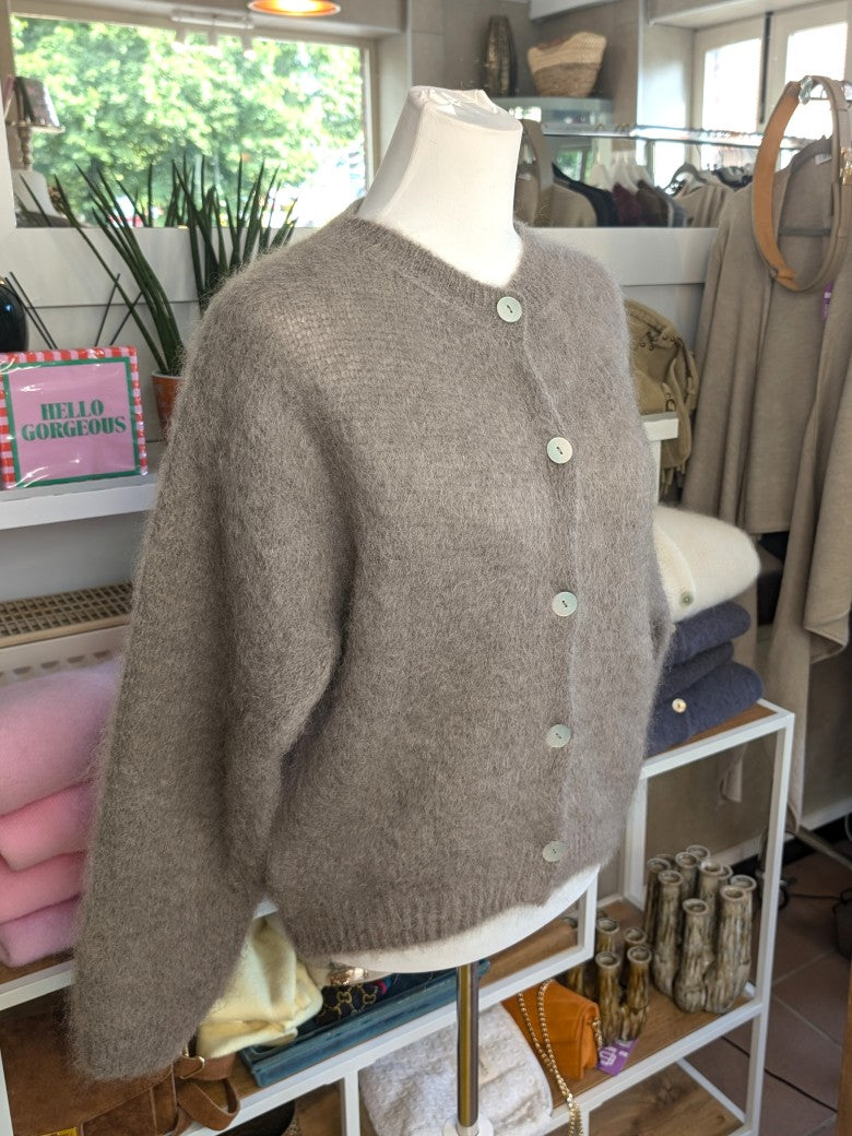 Cardigan Strickjacke 80% Soft Kid Mohair große helle Perlmuttknöpfe Taupe One Size - von Mioni Italien 28018