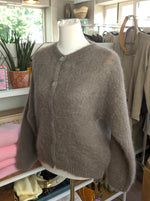 Cardigan Strickjacke 80% Soft Kid Mohair große helle Perlmuttknöpfe Taupe One Size - von Mioni Italien 28018