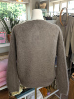 Cardigan Strickjacke 80% Soft Kid Mohair große helle Perlmuttknöpfe Taupe One Size - von Mioni Italien 28018