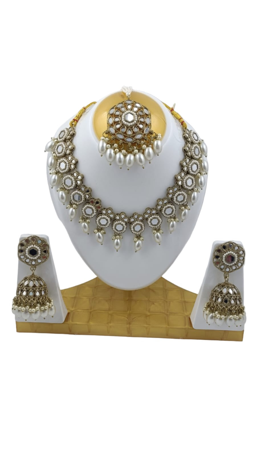 Mirror Necklace with Earring and Mangtika in Hamburg