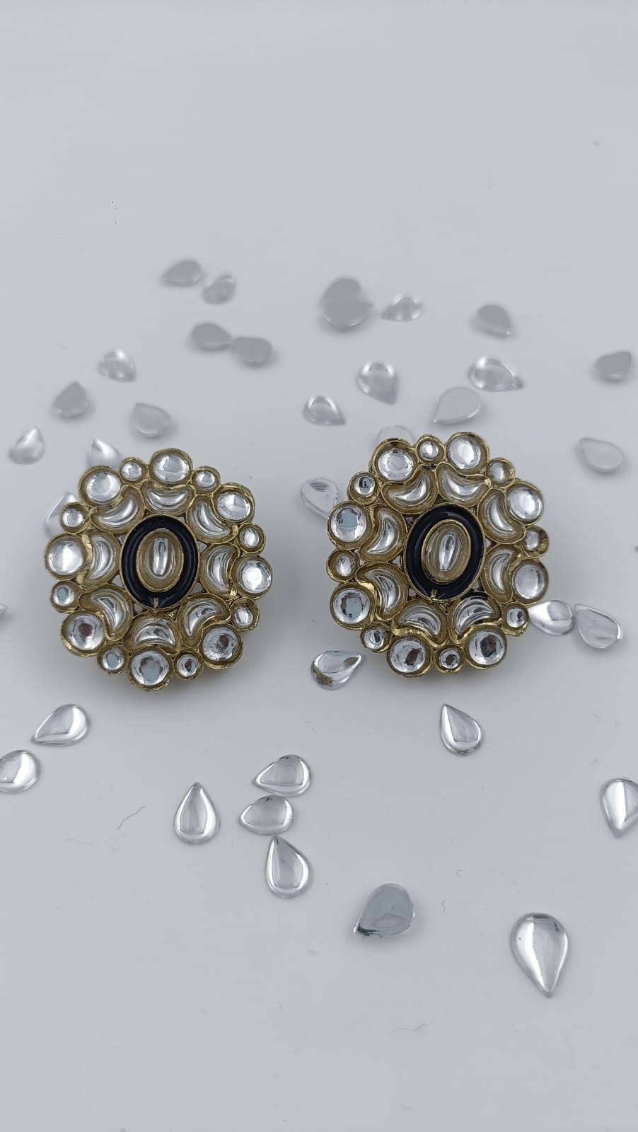 Stone Kundan Flower Stud Earring in Berlin