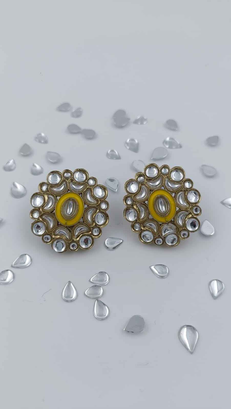 Stone Kundan Flower Stud Earring in Berlin