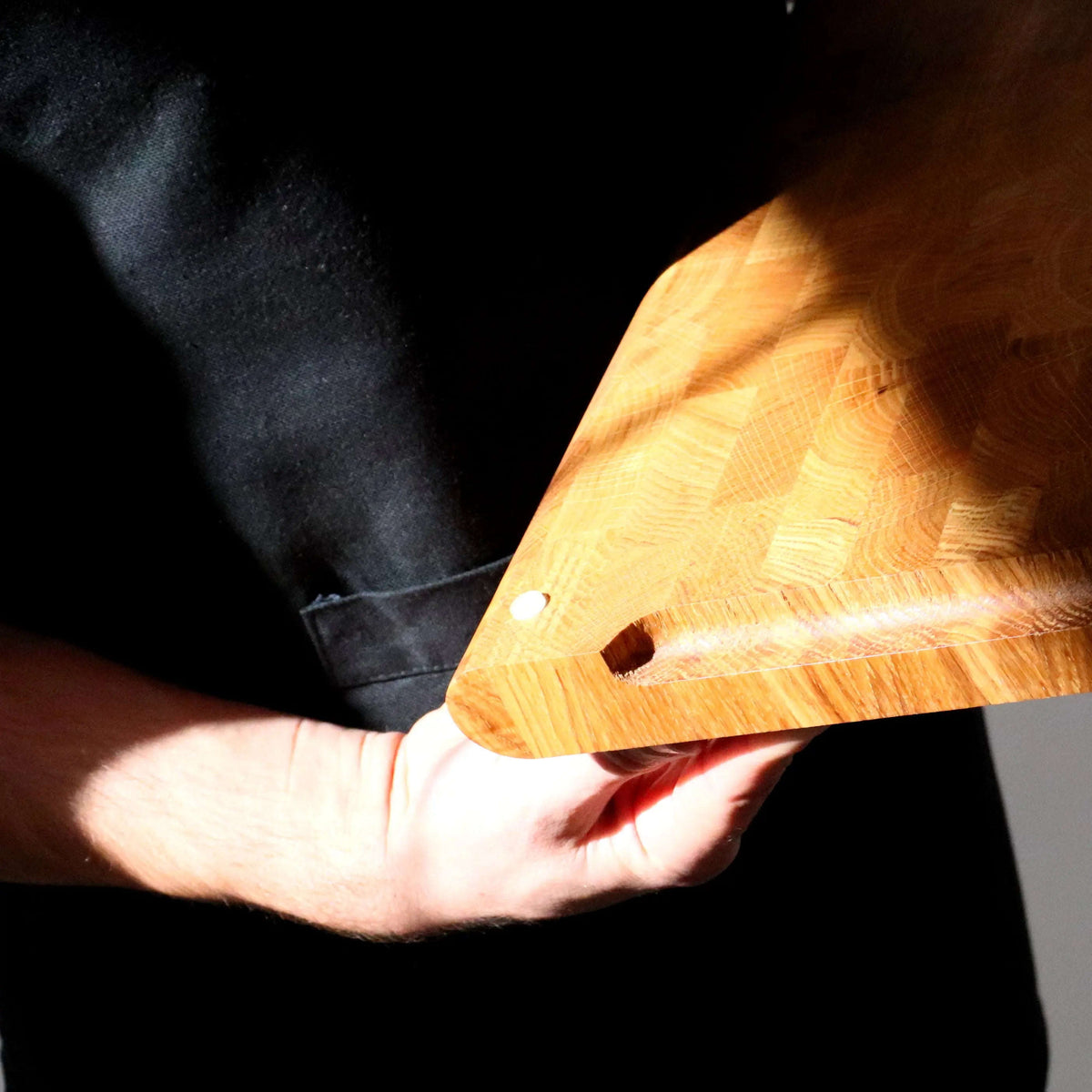 Hirnholz Schneidebrett Eiche 40x30x3cm – Abgerundet mit Holzständer Namma Markt